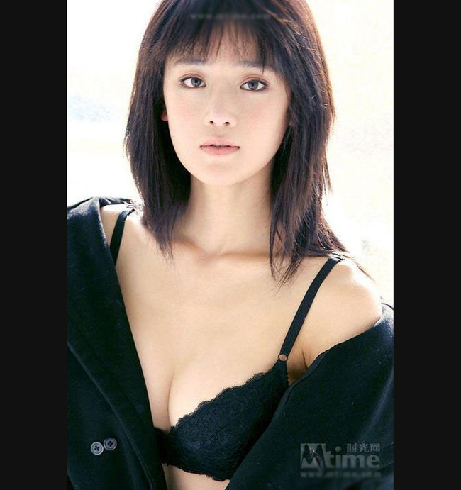 Châu Hiển Hân sinh ngày 8/3/1982 tại Quý Châu. Cô tốt nghiệp Đại học Y Khoa Hoa Tây và lấy bằng thạc sĩ tại Học viện Hý kịch Trung ương Trung Quốc. 